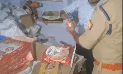 घनी आबादी के बीच बन रहा था नकली मावा- 5000 किलो से ज्यादा मावा... घनी आबादी के बीच बन रहा था नकली मावा- 5000 किलो से ज्यादा मावा...