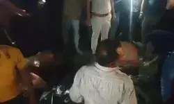 गाय को टक्कर करने के बाद बाइक व राहगीरों पर पलटा ट्रक- चार की मौत गाय को टक्कर करने के बाद बाइक व राहगीरों पर पलटा ट्रक- चार की मौत