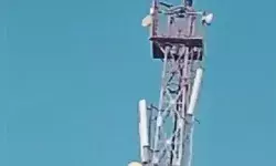 सीएम से मिलने नहीं देने से नाराज हुआ नौशाद मोबाइल टावर पर चढ़ा सीएम से मिलने नहीं देने से नाराज हुआ नौशाद मोबाइल टावर पर चढ़ा