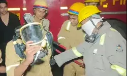 होजरी गोदाम में लगी आग- जान बचाने को लोग मकानों से निकलकर भागे होजरी गोदाम में लगी आग- जान बचाने को लोग मकानों से निकलकर भागे