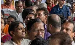 ट्रेन में चढ़ने की होड़ में रेलवे स्टेशन पर मची भगदड़- घायल हुए लोग.. ट्रेन में चढ़ने की होड़ में रेलवे स्टेशन पर मची भगदड़- घायल हुए लोग..