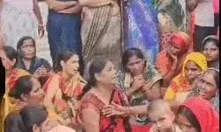 कारोबारी की पुलिस कस्टडी में मौत पर बवाल- मंत्री के आवास पर प्रदर्शन