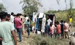 डग्गामार बस अनियंत्रित होकर खाई में पलटी मौके पर मची चीख पुकार