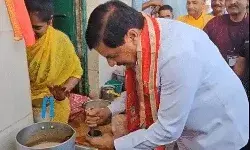 दुकान पर पहुंचे मुख्यमंत्री ने अदरक कूटा और बनाई गरमा गरम चाय दुकान पर पहुंचे मुख्यमंत्री ने अदरक कूटा और बनाई गरमा गरम चाय