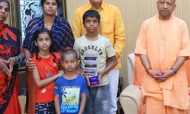 ज़ख्मों पर मरहम -हिरासत में मरे मोहित के परिवार से मिले CM योगी