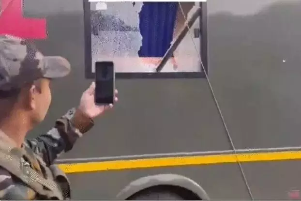सेना की गाड़ी पर आतंकियों की गोलीबारी-इलाके में बड़े पैमाने.. सेना की गाड़ी पर आतंकियों की गोलीबारी-इलाके में बड़े पैमाने..
