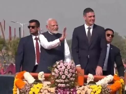 काॅम्पलेक्स उद्घाटन से पूर्व PM मोदी का स्पेन PM के साथ रोड शो काॅम्पलेक्स उद्घाटन से पूर्व PM मोदी का स्पेन PM के साथ रोड शो