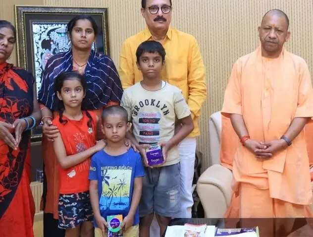 ज़ख्मों पर मरहम -हिरासत में मरे मोहित के परिवार से मिले CM योगी