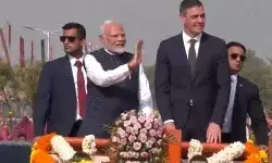काॅम्पलेक्स उद्घाटन से पूर्व PM मोदी का स्पेन PM के साथ रोड शो