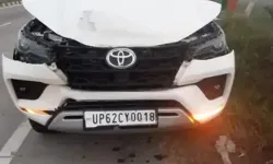 एयरपोर्ट जाते समय हादसे में पूर्व गृहमंत्री की गाड़ी के उड़े परखच्चे एयरपोर्ट जाते समय हादसे में पूर्व गृहमंत्री की गाड़ी के उड़े परखच्चे