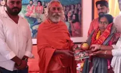 शुकदेव आश्रम पहुंची रालोद प्रत्याशी ने जीत के लिए बांधा धागा और.. शुकदेव आश्रम पहुंची रालोद प्रत्याशी ने जीत के लिए बांधा धागा और..