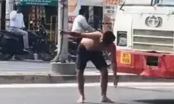 सिर चढ़कर बोला दारू का नशा- टल्ली हुए युवक ने थामी हाईवे की रफ्तार सिर चढ़कर बोला दारू का नशा- टल्ली हुए युवक ने थामी हाईवे की रफ्तार