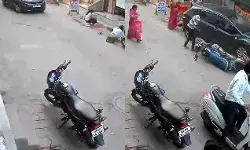 घर के बाहर रंगोली बना रही लड़कियों को कार सवार किशोर ने कुचला घर के बाहर रंगोली बना रही लड़कियों को कार सवार किशोर ने कुचला