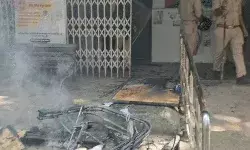 जिला जज से कोर्ट में बदसलूकी- बजा पुलिस का डंडा- पुलिस चौकी फूंकी जिला जज से कोर्ट में बदसलूकी- बजा पुलिस का डंडा- पुलिस चौकी फूंकी