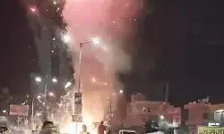 पटाखे की दुकान में आग लगते ही सड़क पर मची भगदड़- जान बचाने को भागा.. पटाखे की दुकान में आग लगते ही सड़क पर मची भगदड़- जान बचाने को भागा..