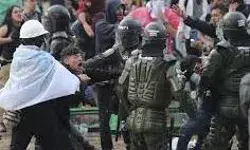 पुलिस, प्रदर्शनकारियों के बीच हुई झड़प में 13 लोग घायल- मची अफरा तफरी पुलिस, प्रदर्शनकारियों के बीच हुई झड़प में 13 लोग घायल- मची अफरा तफरी