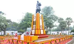 मुर्मु ने पटेल चौक जाकर सरदार पटेल को श्रद्धांजलि की अर्पित मुर्मु ने पटेल चौक जाकर सरदार पटेल को श्रद्धांजलि की अर्पित