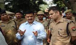 जमीनी विवाद में हुए हत्याकांड में डीएम ने लेखपाल को किया निलंबित जमीनी विवाद में हुए हत्याकांड में डीएम ने लेखपाल को किया निलंबित