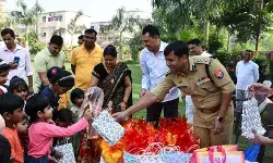 पुलिस परिवार व बच्चों के संग मनाई कप्तान अभिषेक ने दीवाली- बांटी मिठाई पुलिस परिवार व बच्चों के संग मनाई कप्तान अभिषेक ने दीवाली- बांटी मिठाई