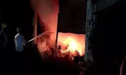 फर्नीचर शोरुम और गोदाम में लगी आग- सामान जलकर हुआ खाक