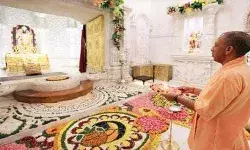 दीपावली पर सीएम योगी ने किए श्रीरामलला के दर्शन- बांटे कपड़े और मिठाई