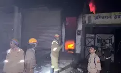 भयंकर आग से धधका रेडिमेड कपड़ा गोदाम- लाखों का माल जलकर हुआ खाक भयंकर आग से धधका रेडिमेड कपड़ा गोदाम- लाखों का माल जलकर हुआ खाक