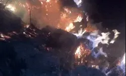 गाड़ियों के शोरूम में लगी आग- चार गाड़ियां हो गई जलकर खाक गाड़ियों के शोरूम में लगी आग- चार गाड़ियां हो गई जलकर खाक