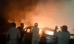 आबकारी आयुक्त दफ्तर परिसर में लगी आग- आधा दर्जन गाड़ियां हुई खाक आबकारी आयुक्त दफ्तर परिसर में लगी आग- आधा दर्जन गाड़ियां हुई खाक