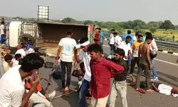 टायर फटने से सड़क पर पलटा पिकअप- एक की मौत, 35 घायल टायर फटने से सड़क पर पलटा पिकअप- एक की मौत, 35 घायल
