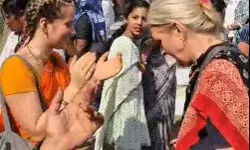 गोवर्धन पूजा- विदेशी भक्तों का ढोल नगाड़ों पर डांस- की गोवर्धन की परिक्रमा गोवर्धन पूजा- विदेशी भक्तों का ढोल नगाड़ों पर डांस- की गोवर्धन की परिक्रमा