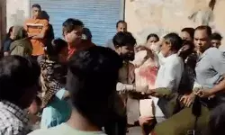 झगड़ा शांत कराना पड़ा महंगा-पुलिस कर्मी को जडे तडातड थप्पड़ झगड़ा शांत कराना पड़ा महंगा-पुलिस कर्मी को जडे तडातड थप्पड़