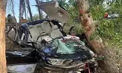 देवी दर्शन के बाद डिवाइडर से टकराई कार हवा में उछली- 3 बच्चों एवं 2 महिलाओं.. देवी दर्शन के बाद डिवाइडर से टकराई कार हवा में उछली- 3 बच्चों एवं 2 महिलाओं..