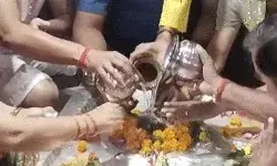 सपा प्रत्याशी के जलाभिषेक के बाद मंदिर का शुद्धिकरण- मंगाया गया गंगाजल सपा प्रत्याशी के जलाभिषेक के बाद मंदिर का शुद्धिकरण- मंगाया गया गंगाजल