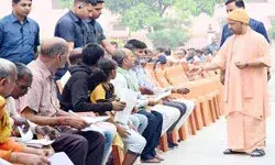 सबकी समस्याओं के समाधान को प्रतिबद्ध है सरकार- CM योगी सबकी समस्याओं के समाधान को प्रतिबद्ध है सरकार- CM योगी