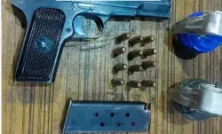 पुलवामा में दुकान के भीतर से मिले पिस्टल, ग्रेनेड एवं गोला बारूद पुलवामा में दुकान के भीतर से मिले पिस्टल, ग्रेनेड एवं गोला बारूद