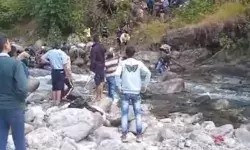 42 सीटर बस खाई में गिरी- पांच लोगों की मौत- मचा कोहराम 42 सीटर बस खाई में गिरी- पांच लोगों की मौत- मचा कोहराम