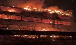 यमुना एक्सप्रेस वे पर डबल डेकर बस में लगी आग- यात्रियों ने कूदकर... यमुना एक्सप्रेस वे पर डबल डेकर बस में लगी आग- यात्रियों ने कूदकर...