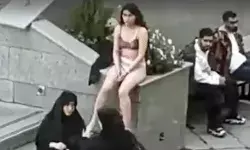 हिजाब के विरोध में स्टूडेंट ने उतार दिए कपड़े- अंडरवियर में की गई...