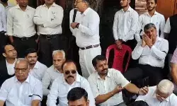 वकीलों पर लाठीचार्ज - विरोध में कचहरी में हड़ताल- वकीलों ने दिया धरना वकीलों पर लाठीचार्ज - विरोध में कचहरी में हड़ताल- वकीलों ने दिया धरना