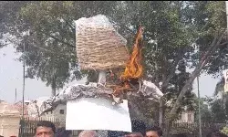 वकीलों की हड़ताल- हाईकोर्ट के बाहर जलाया पुतला- जिला जज को... वकीलों की हड़ताल- हाईकोर्ट के बाहर जलाया पुतला- जिला जज को...