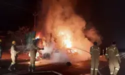 हाईवे पर कार और ट्रक में टक्कर के बाद लगी भीषण आग- चार झुलसे हाईवे पर कार और ट्रक में टक्कर के बाद लगी भीषण आग- चार झुलसे