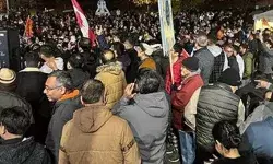 हिंदू मंदिर पर हमले के खिलाफ फूटा गुस्सा- लोगों की भीड़ विरोध में.... हिंदू मंदिर पर हमले के खिलाफ फूटा गुस्सा- लोगों की भीड़ विरोध में....