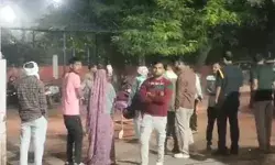 खंबे से टकराकर पलटी प्राइवेट बस- सवारियों में मची चीख पुकार खंबे से टकराकर पलटी प्राइवेट बस- सवारियों में मची चीख पुकार