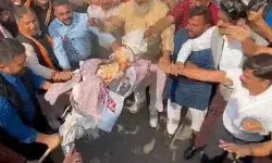 भाजपाइयों ने नारेबाजी कर सीएम और डिप्टी सीएम के पुतले जलाए भाजपाइयों ने नारेबाजी कर सीएम और डिप्टी सीएम के पुतले जलाए