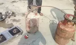 चाय बनाते समय हादसा- सिलेंडर में लगी आग- झुलसे चार लोग करायें... चाय बनाते समय हादसा- सिलेंडर में लगी आग- झुलसे चार लोग करायें...