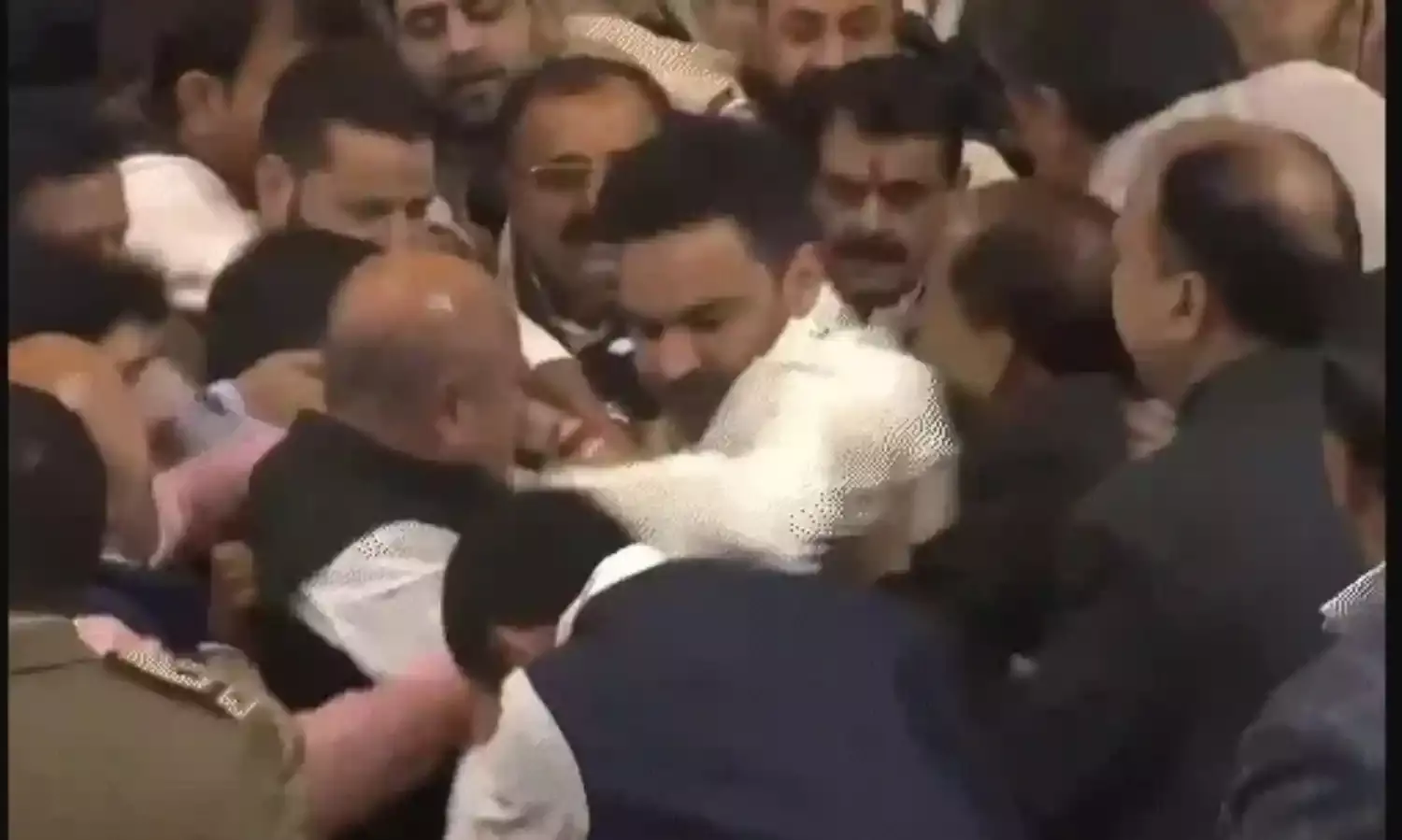जंग का अखाड़ा बना सदन- MLA ने पकड़े एक दूसरे के कॉलर और फिर..