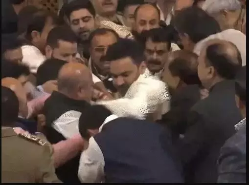 जंग का अखाड़ा बना सदन- MLA ने पकड़े एक दूसरे के कॉलर और फिर..