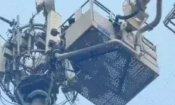 सपा दफ्तर के सामने हाई वोल्टेज ड्रामा- टावर पर चढ़े संविदा.... सपा दफ्तर के सामने हाई वोल्टेज ड्रामा- टावर पर चढ़े संविदा....