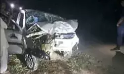 बेकाबू होकर डिवाइडर से टकराई विशेष सचिव की गाड़ी को ट्रक ने रौंदा बेकाबू होकर डिवाइडर से टकराई विशेष सचिव की गाड़ी को ट्रक ने रौंदा