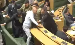 विधानसभा में फिर बवाल- पोस्टरमैन विधायक को मार्शल ने घसीटा- जमीन पर... विधानसभा में फिर बवाल- पोस्टरमैन विधायक को मार्शल ने घसीटा- जमीन पर...